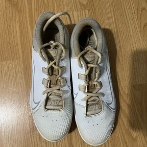 Nike women’s softball cleats